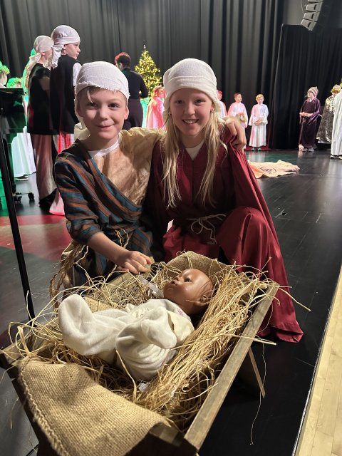 Helgileikur í sýningu 5. bekkjar